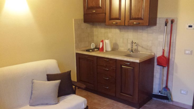 Functional and well-equipped kitchen in a bright and pleasant environment.