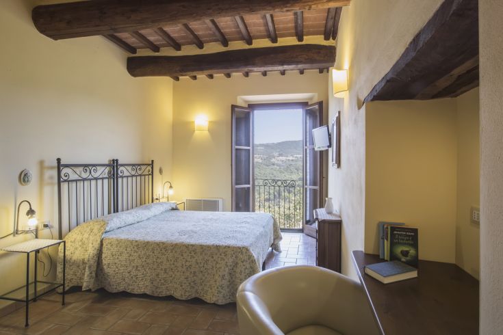 Cozy room in a renovated farmhouse, perfect for a peaceful stay.