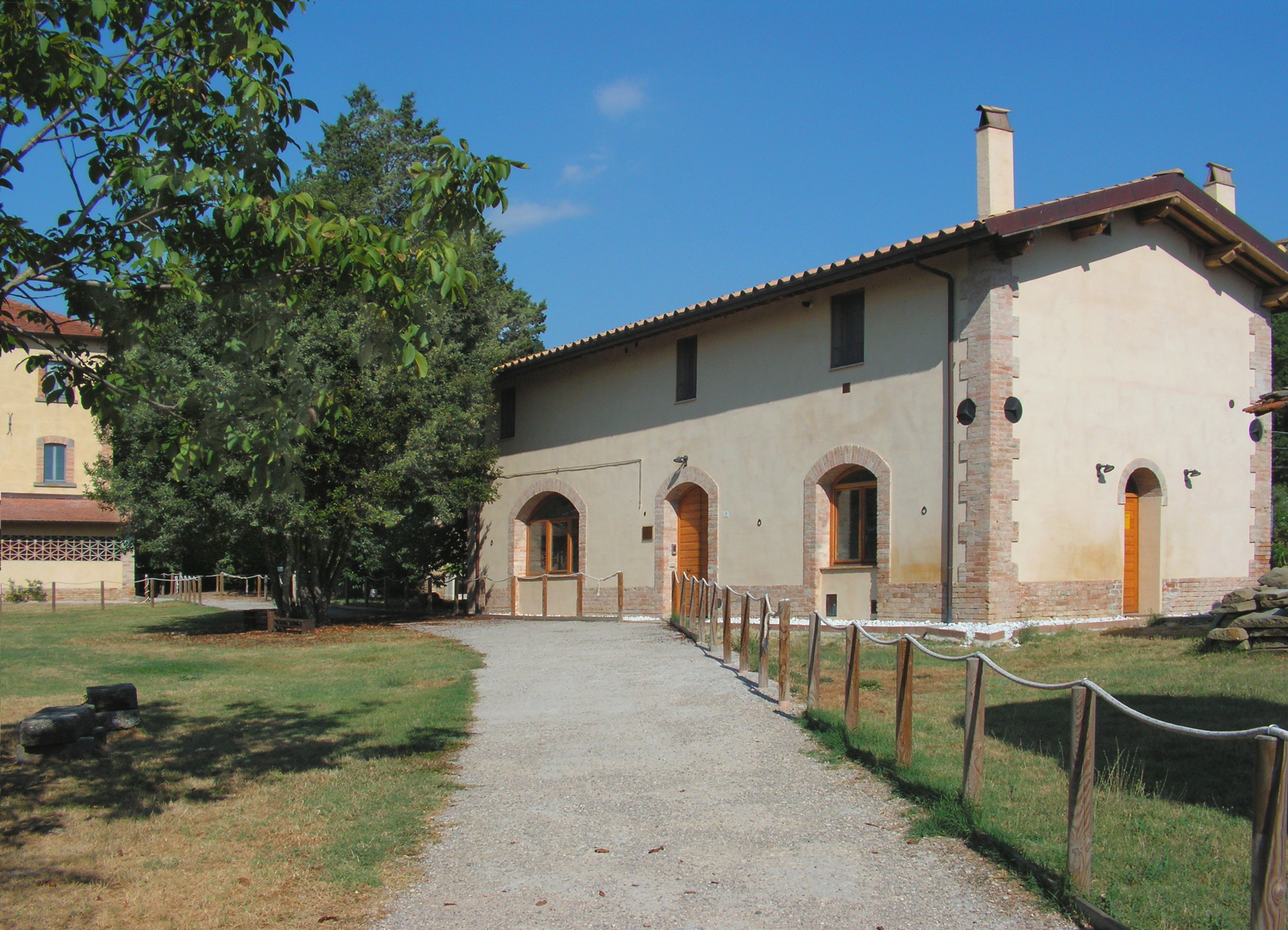 Casa colonica immersa nel verde dell'Oasi La Valle, adatta per un soggiorno tranquillo e rilassato.