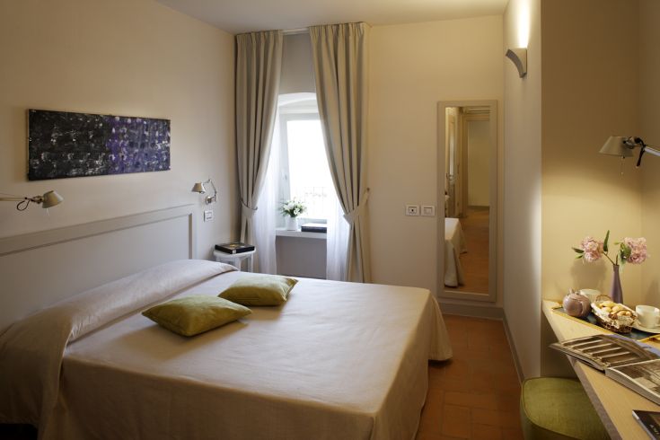 Camera spaziosa e ben illuminata, dotata di arredi moderni e un'atmosfera confortevole.