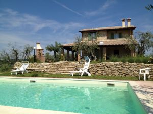 Villa Tilla is set in a beautiful garden, featuring well-kept outdoor spaces that provide a tranquil atmosphere.