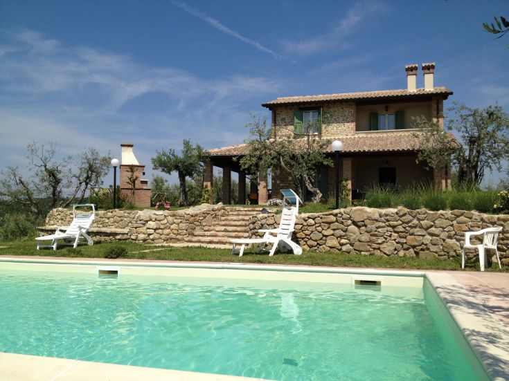 Villa Tilla is set in a beautiful garden, featuring well-kept outdoor spaces that provide a tranquil atmosphere.