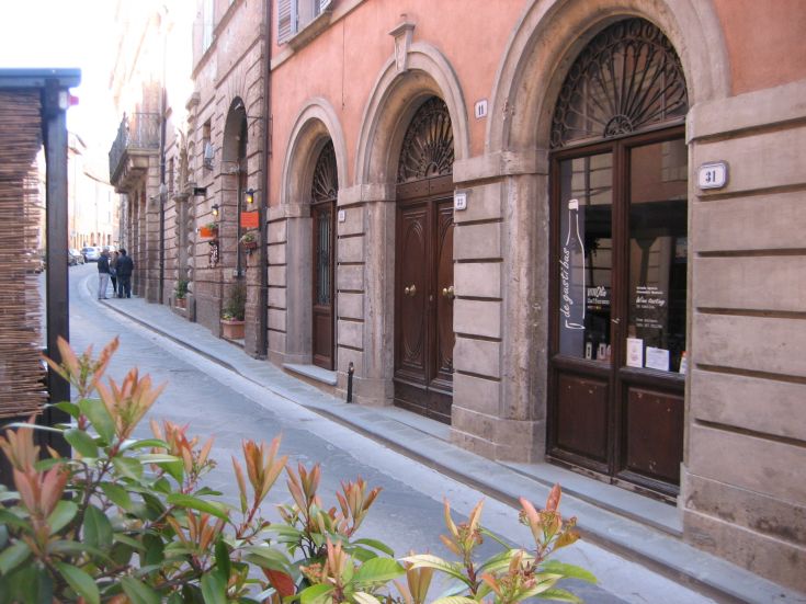 A quiet alley with historic buildings in Città della Pieve, featuring a serene atmosphere.