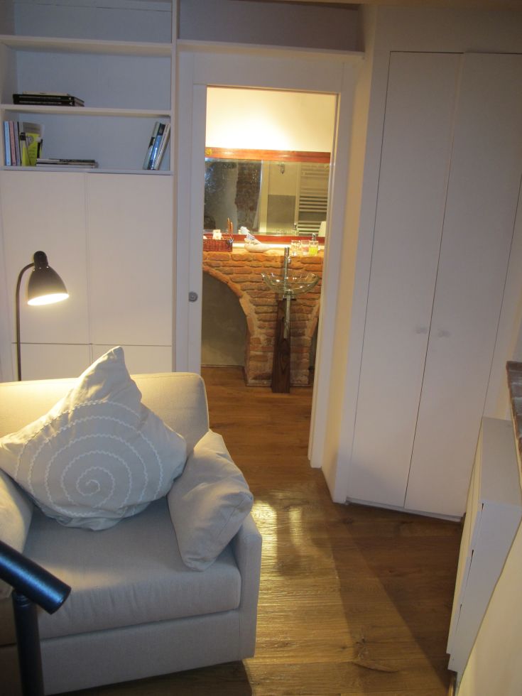 Spacious historic house in the city center, featuring traditional furnishings and a view of the alleys. Carefully renovated.