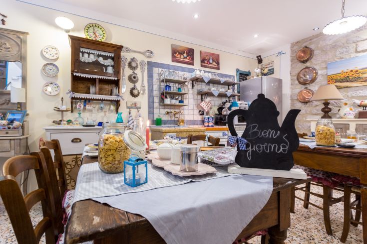 Una cucina accogliente e arredata con gusto, perfetta per condividere momenti conviviali con gli ospiti.