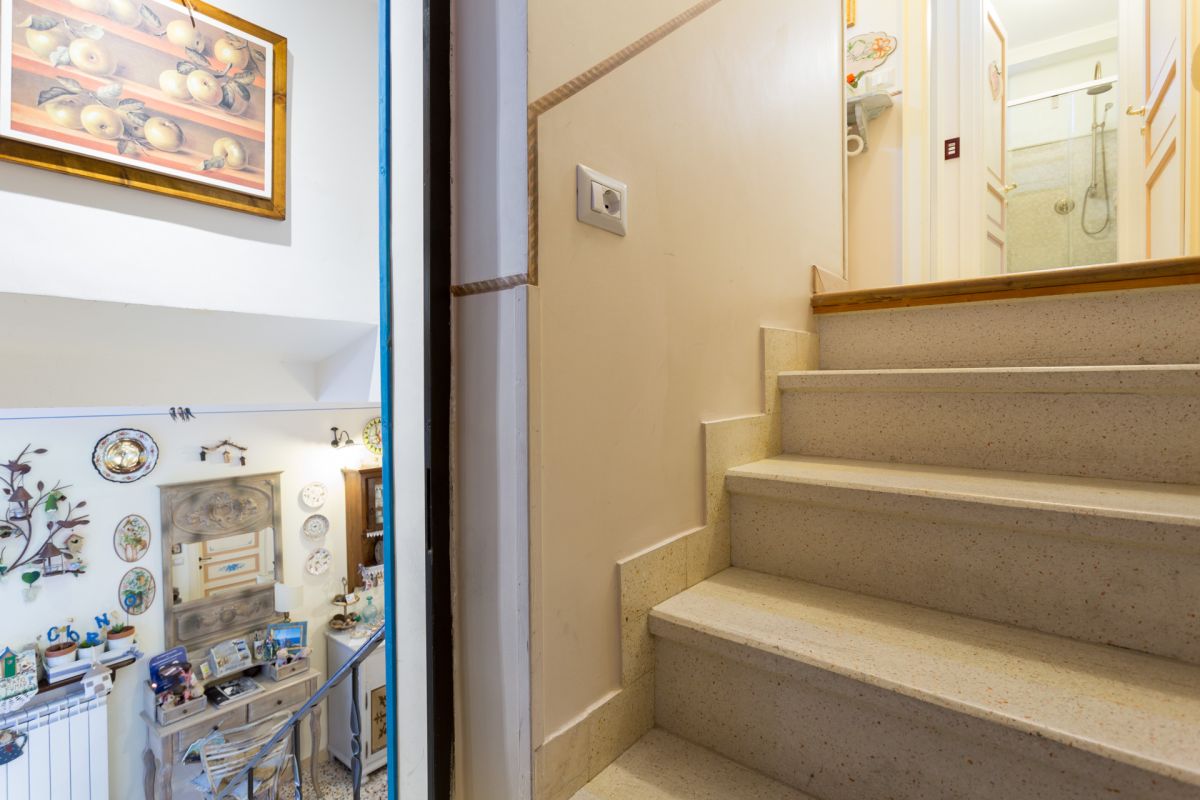 A scene of stairs leading to an upper floor, featuring simple and cozy interior decorations.