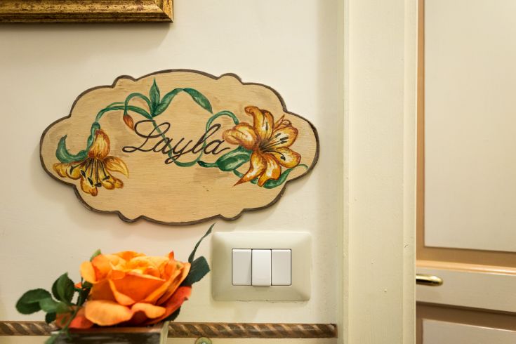 Un pannello decorativo con il nome 