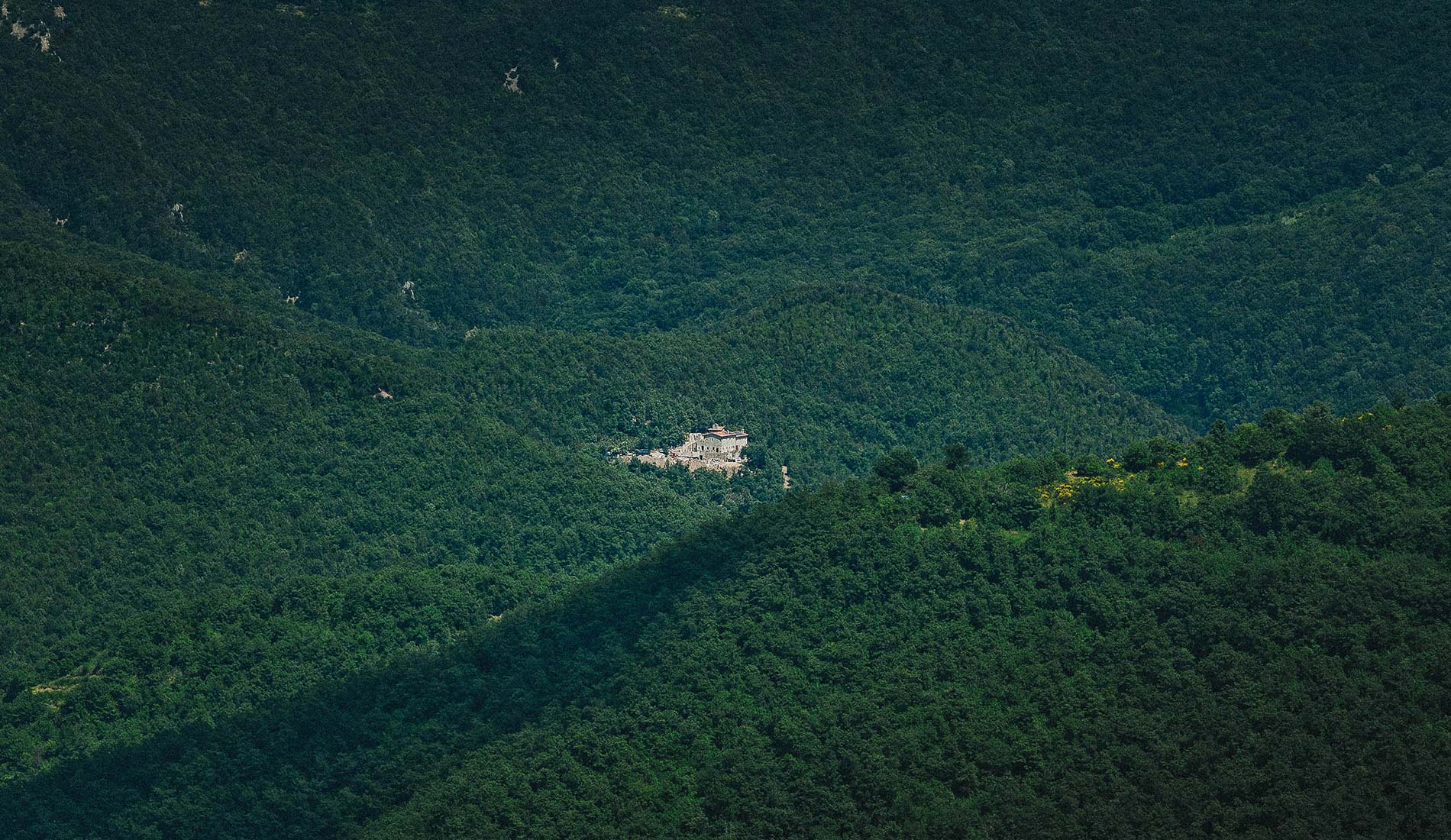 Scena verde con un piccolo eremo situato tra le colline. Un ambiente tranquillo per meditare e rilassarsi.