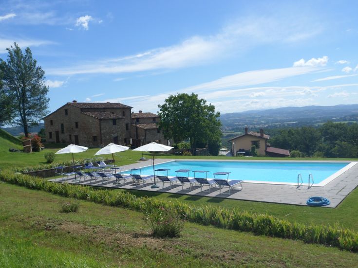 Ferme en Ombrie avec piscine, entourée de verdure et avec une vue imprenable.