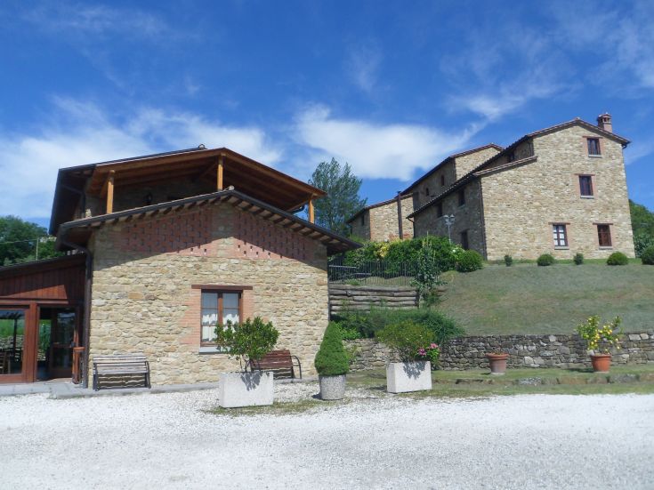 Bâtiment typique d'Ombrie avec une scène sereine, parfait pour des vacances relaxantes.