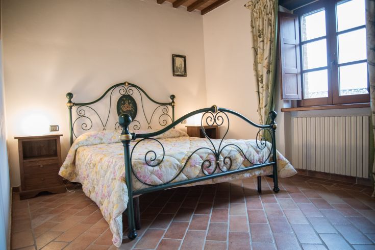 Chambre d'agritourisme en Ombrie avec un lit double, chaleureuse et relaxante.