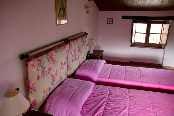 Chambre simple dans une ferme avec des lits simples et des décorations modestes.