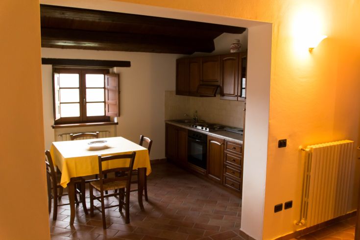 Cuisine simple avec une table surplombant la vallée. Un endroit idéal pour des moments de tranquillité.