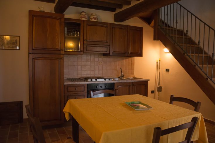 Cuisine simple avec une table jaune dans une agritourisme typique de l'Ombrie.