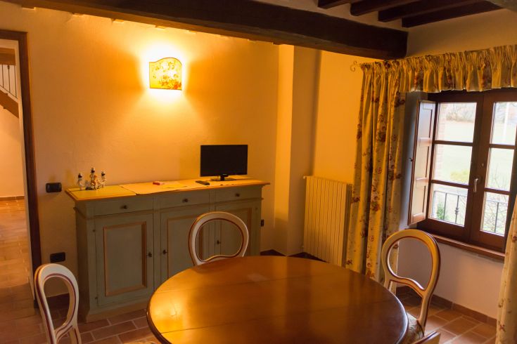 Intérieur confortable d'un agriturisme en Ombrie, avec un décor traditionnel et accueillant.