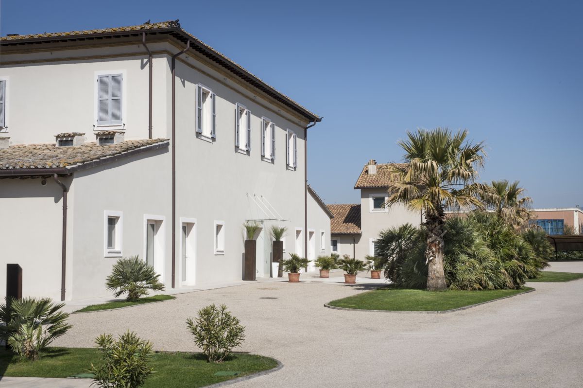 A modern structure surrounded by plants, perfect for a relaxing getaway in Umbria.