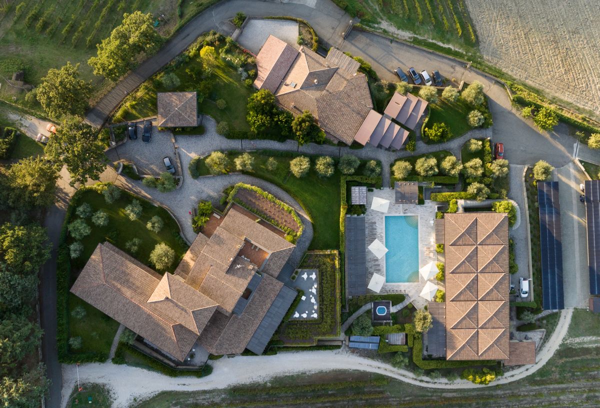 Un resort tranquillo con piscine e spa, circondato da vigneti e uliveti in Umbria. Un luogo per il relax e il benessere.