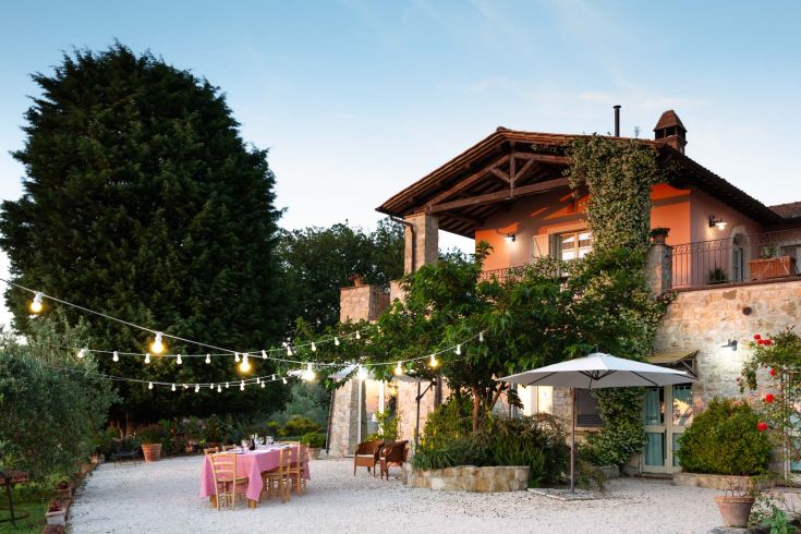 Gemütliches Agriturismo in der umbrischen Landschaft, umgeben von Weinbergen und Olivenhainen, perfekt zum Entspannen und für Tradition.