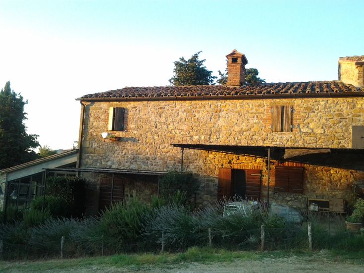 Caratteristica struttura in pietra situata tra le colline di Passignano sul Trasimeno, ideale per relax e tranquillità.