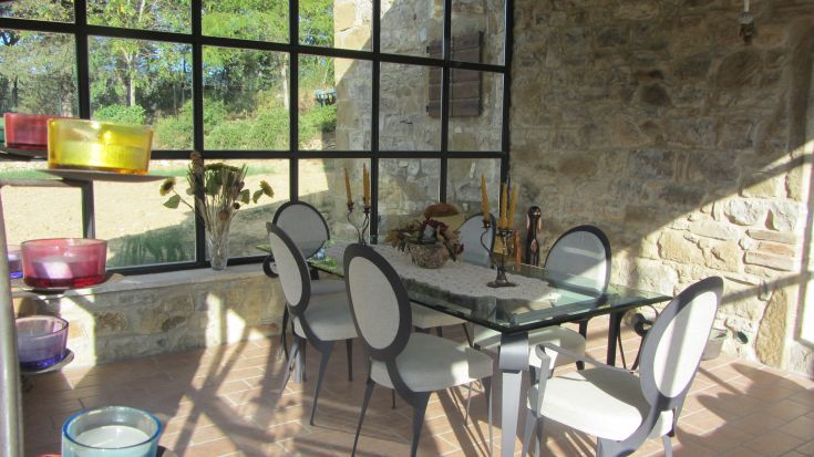 Ambiente confortevole con un tavolo e elementi decorativi colorati. Adatto per momenti di relax e socialità.