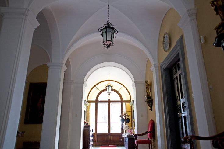 Grande hall avec des arches et de la lumière naturelle, offrant une ambiance accueillante et lumineuse.