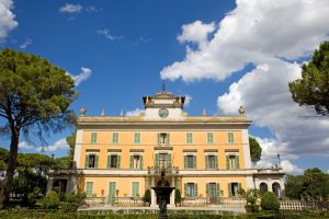 Villa située en Ombrie, caractérisée par une architecture historique et un paysage magnifique.