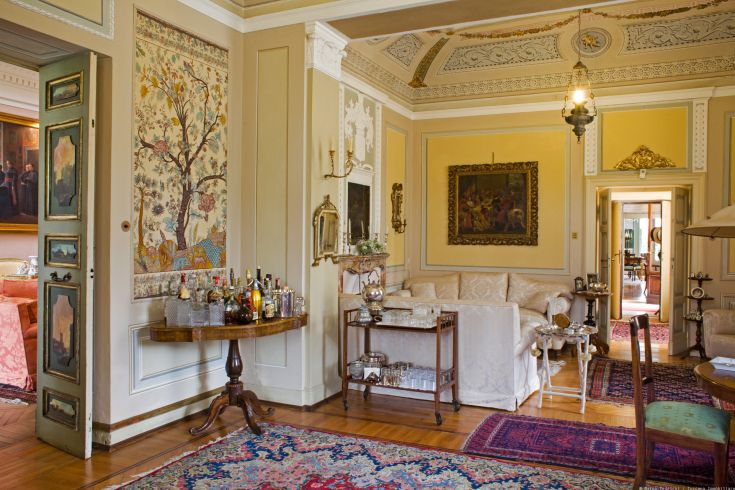 Intérieur d'un bâtiment avec des meubles essentiels et une atmosphère confortable.