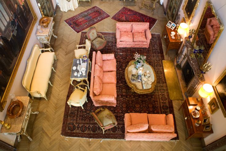 Salon spacieux avec des canapés sobres et une décoration classique, créant une atmosphère confortable.