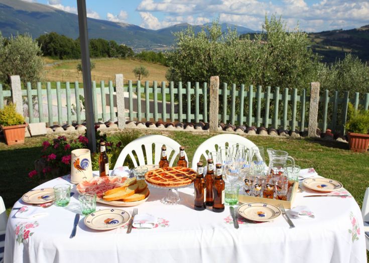Ein geschmackvoll gedeckter Tisch mit Essen und Getränken in einer natürlichen Umgebung, perfekt für ein Picknick im Freien.