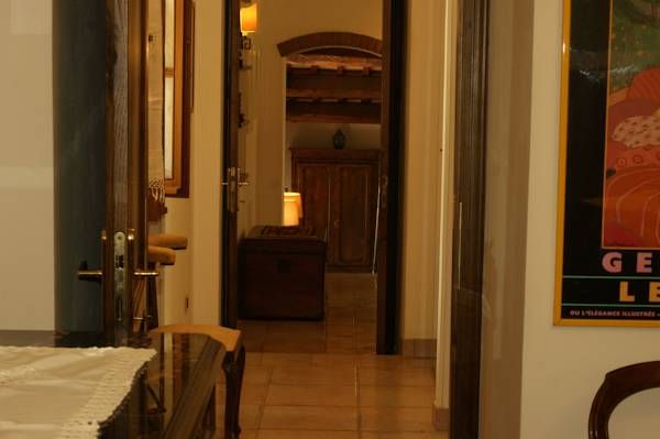 Un corridoio di un palazzo ristrutturato, con elementi di design classico e un'atmosfera accogliente.