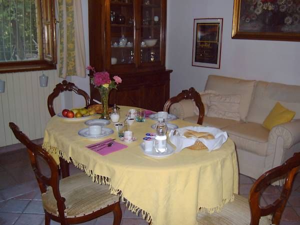 Colazione in un tranquillo casale umbro, circondato da un ampio giardino e decorato con gusto.