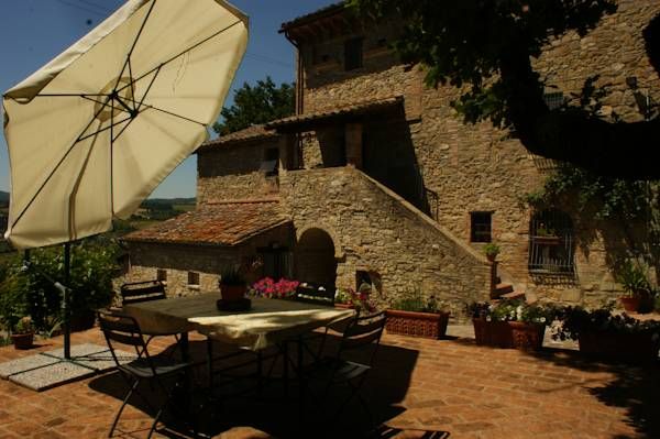 Un edificio del '600 circondato da un giardino, presenta un panorama sulla vallata.