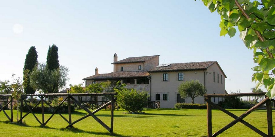 Casa nel verde della campagna umbra, circondata da paesaggi naturali e tradizionali.