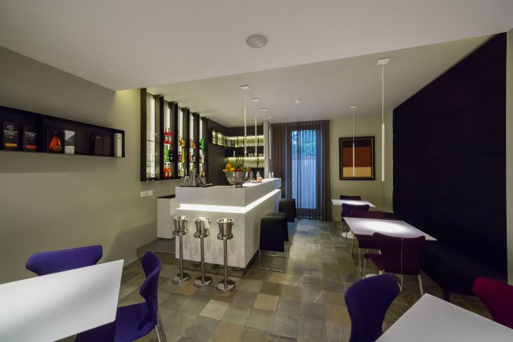 Interno del bar situato nel Palazzo Metelli, uno spazio moderno e accogliente per una pausa piacevole.