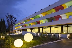 L'UNAWAY Hotel a Fabro è una struttura moderna, con arredi funzionali e tonalità cromatiche piacevoli.