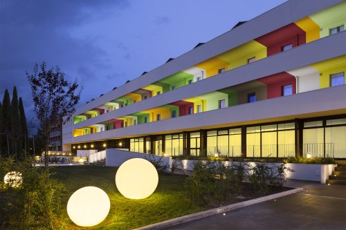 L'UNAWAY Hotel a Fabro è una struttura moderna, con arredi funzionali e tonalità cromatiche piacevoli.