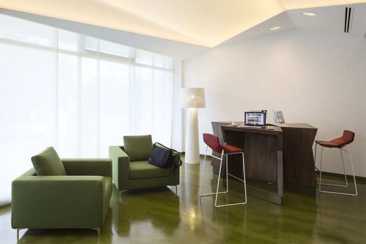 Interni di un hotel con arredi semplici e uno spazio luminoso e funzionale.