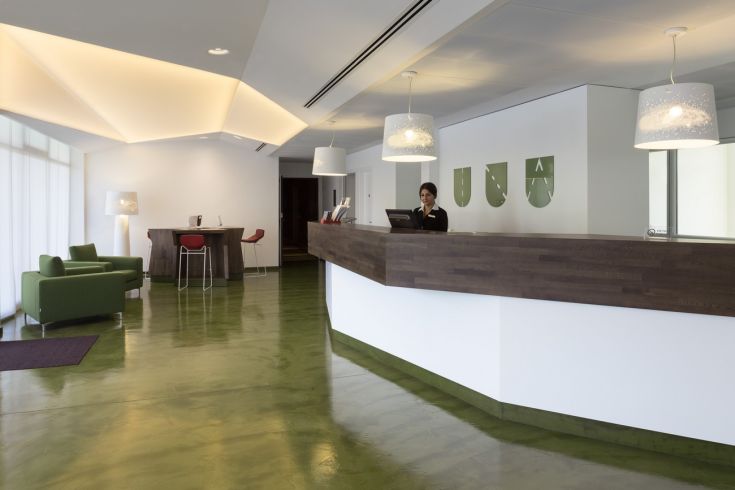 Uno spazio sobrio con un banco accogliente e mobili funzionali, particolarmente luminoso e ordinato.