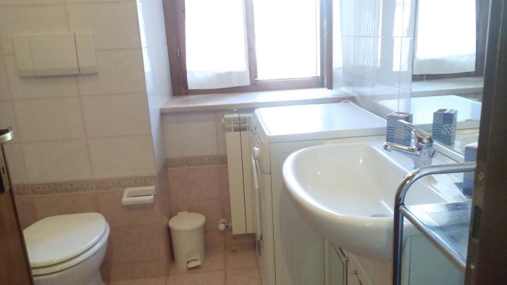 Bagno dell'appartamento, spazioso e funzionale, dotato di lavatrice e riscaldamento.