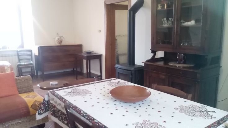 Appartamento luminoso e confortevole, adatto per famiglie e amici, con un soggiorno e un camino.