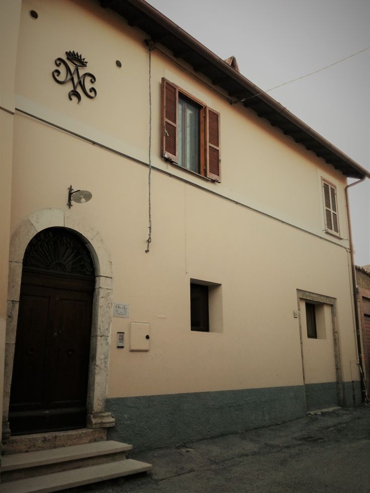 Appartamento accogliente e ben illuminato, adatto a famiglie o gruppi. Situato nel centro storico di Norcia.