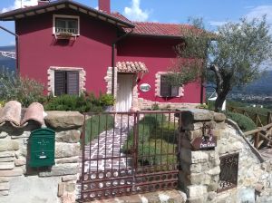 Un B&B situato in un tranquillo giardino, perfetto per una pausa rilassante.