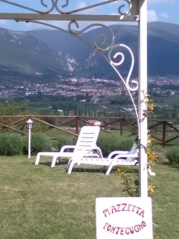 Giardino spazioso con panorama sulle montagne circostanti e Gualdo Tadino.
