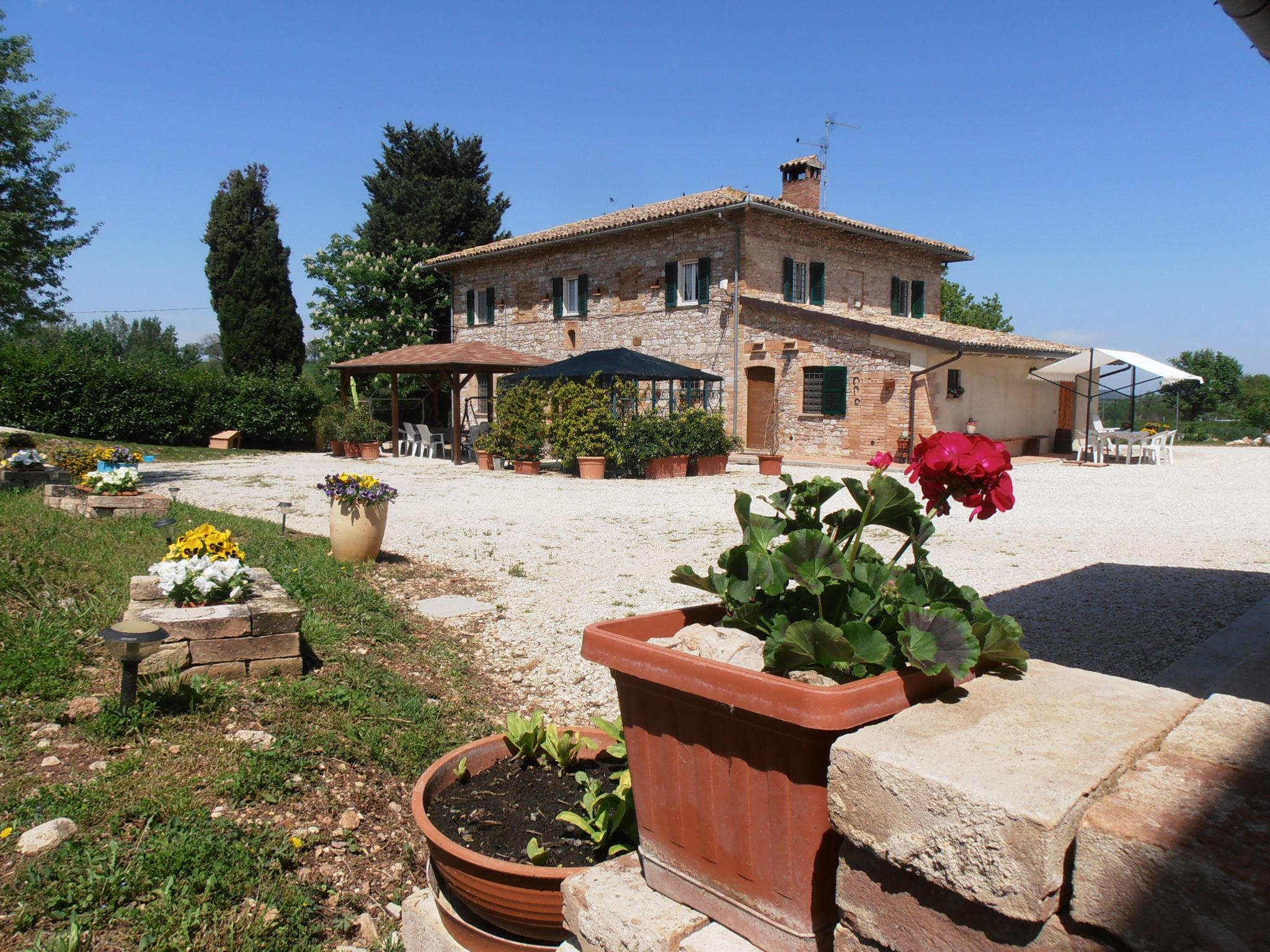 Casa colonica umbra, immersa nel verde, con appartamenti e una camera matrimoniale, offre tranquillità nella natura.