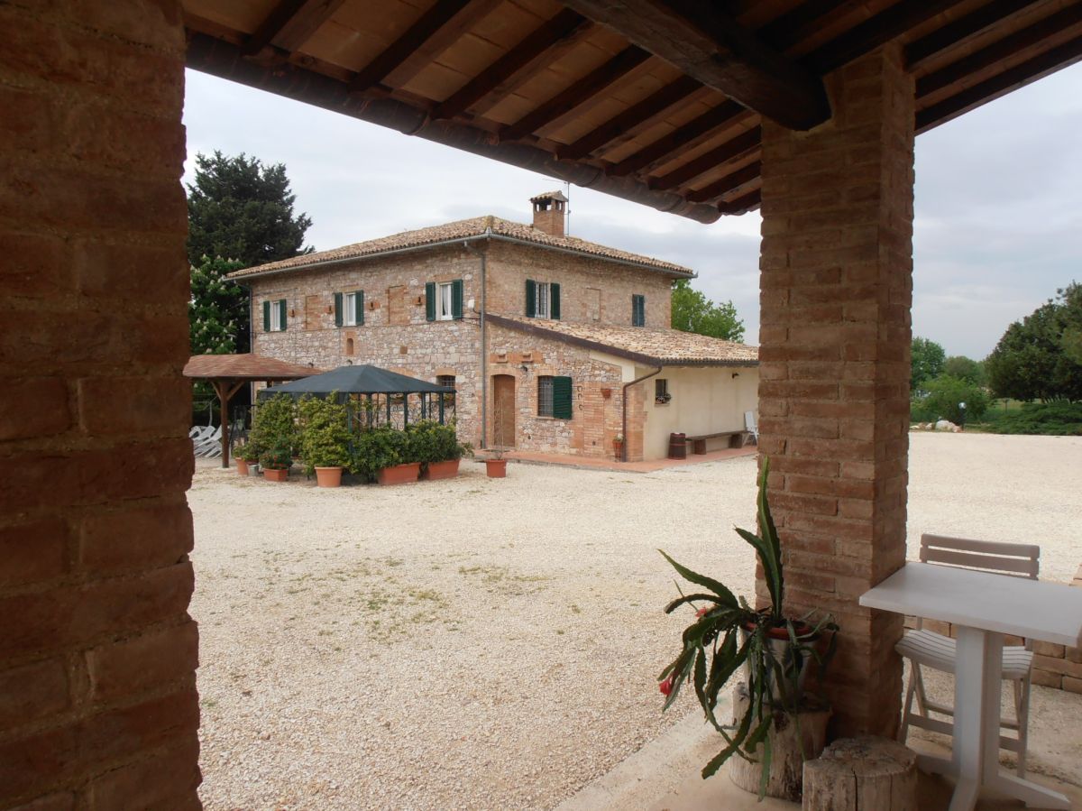 Agriturismo Rustichino, ein antikes umbrisches Gebäude umgeben von Grün, ideal für eine Auszeit in der Natur.