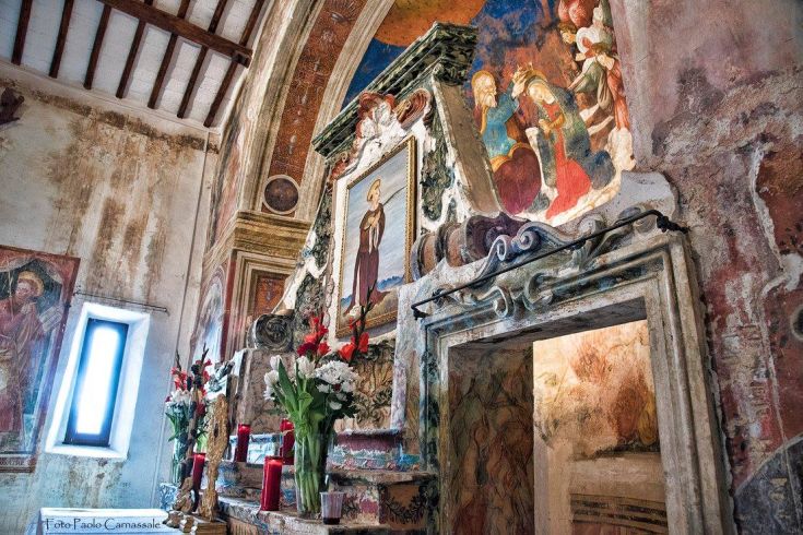 Interno di una chiesa con decorazioni e affreschi, un'atmosfera calma e suggestiva.