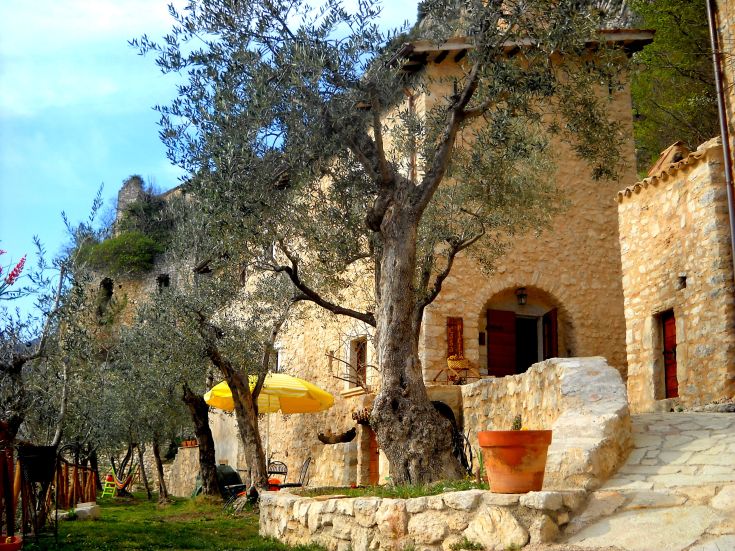 Un borgo medievale ristrutturato, con ulivi e camere tradizionali, che offre un panorama sulla vallata.