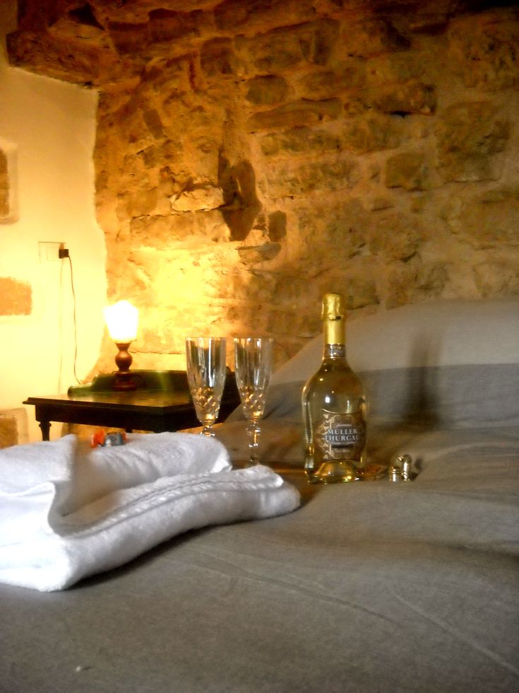 Un ambiente confortevole con elementi rustici e tocchi eleganti, perfetto per un soggiorno rilassante.