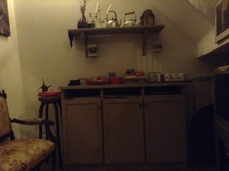 Un angolo della cucina con mobili dal design classico e accessori per preparare il tè.