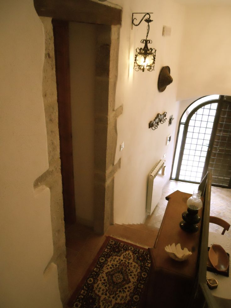 Corridoio di una guesthouse con elementi rustici e un'atmosfera accogliente.